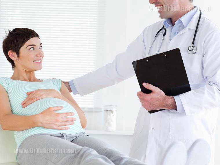تصویر یک خانم باردار در مطب دکتر